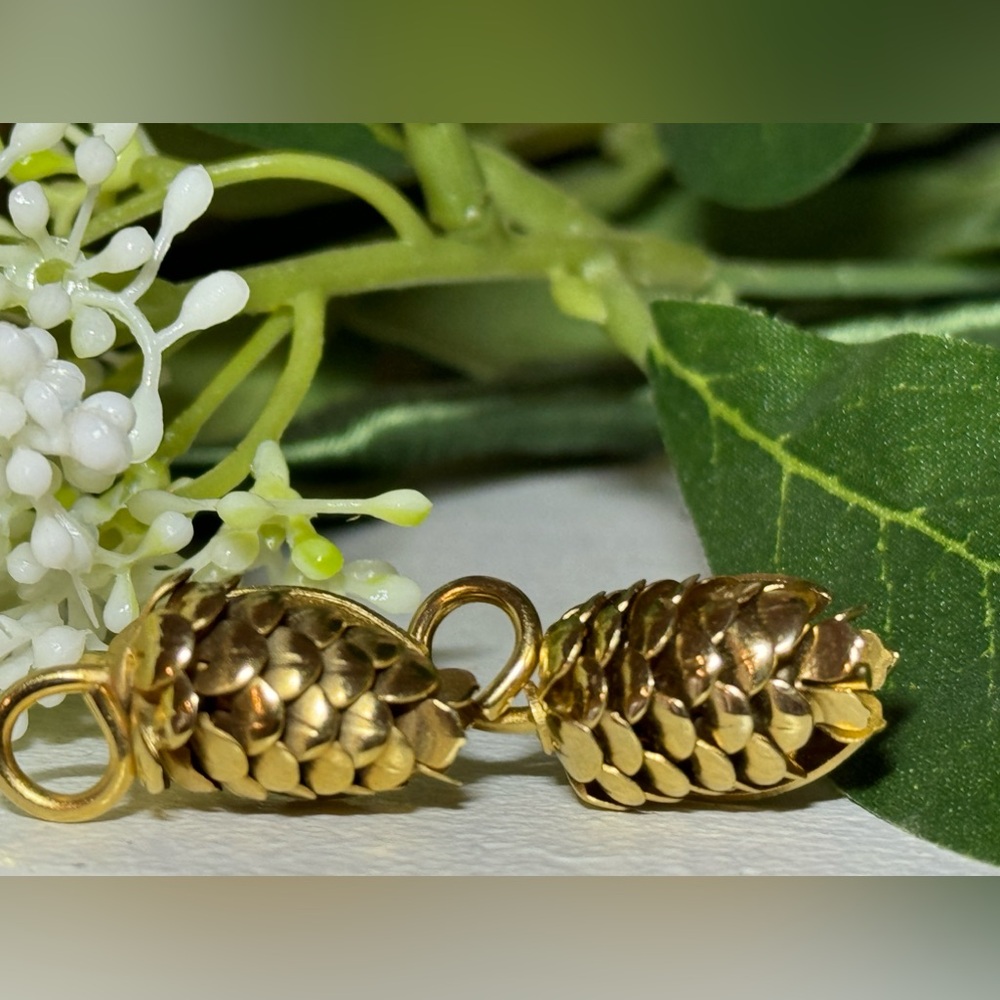 Retro Vintage Winter Gold Tone Pinecone/Pine Cone Clip-on Beautiful Earrings 1"L